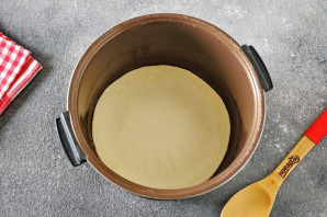 Пицца из слоеного теста в мультиварке Пицца из слоеного теста в мультиварке