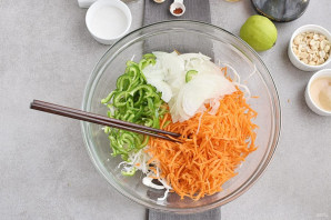 Салат с рисовой лапшой Салат с рисовой лапшой