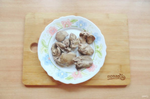 Салат с куриной печенью и маринованными огурцами Салат с куриной печенью и маринованными огурцами