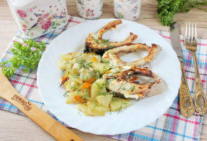 Карп запеченный в сметане с овощами