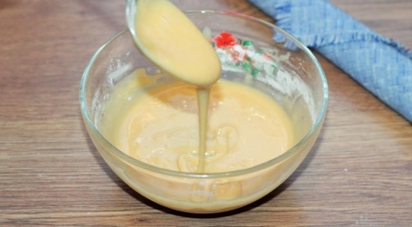 Медовые пирожные с кремом и джемом, пошаговый рецепт с фото