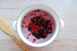 Компот из шиповника с черной смородиной