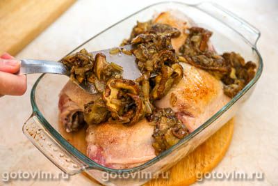 Куриные бедра, запеченные с белыми грибами и сыром в духовке