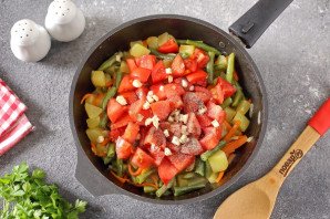 Тушеные кабачки со стручковой фасолью