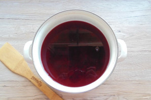 Компот из шиповника с черной смородиной