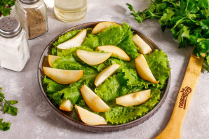 Салат с грушей и беконом Салат с грушей и беконом