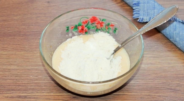 Медовые пирожные с кремом и джемом, пошаговый рецепт с фото