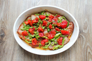 Свинина с маринованными помидорами