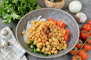 Салат с нутом и помидорами Салат с нутом и помидорами