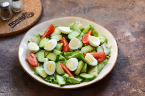 Салат с авокадо и перепелиными яйцами