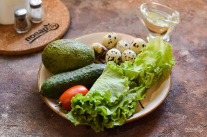 Салат с авокадо и перепелиными яйцами