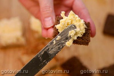 Бутерброды с красной икрой, плавленым сыром и яйцом