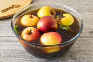 Яблоки моченые с солодом