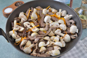 Свиное сердце с фасолью и грибами