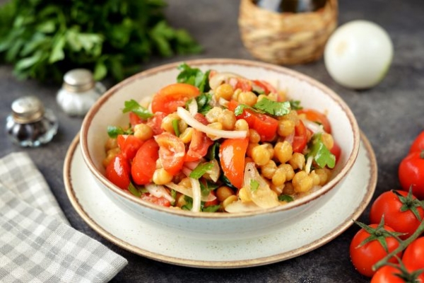 Салат с нутом и помидорами Салат с нутом и помидорами