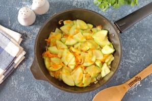 Паста с кальмарами и кабачками