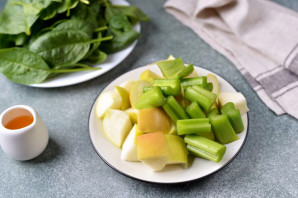 Смузи из шпината и сельдерея Смузи из шпината и сельдерея