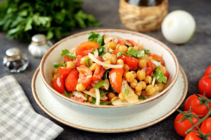 Салат с нутом и помидорами Салат с нутом и помидорами