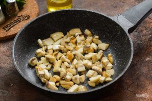 Салат из курицы, грибов и сельдерея