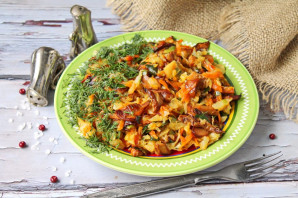 Тушеная капуста с белыми грибами