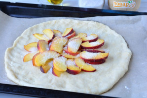 Постный пирог с персиками