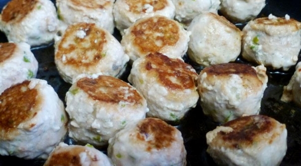 Рыбные фрикадельки в сливочном соусе с каперсами и маринованными огурцами, пошаговый рецепт с фото