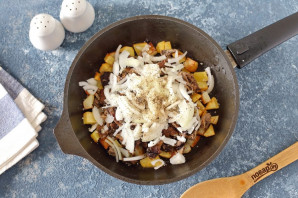 Пирог с маринованными грибами и картофелем