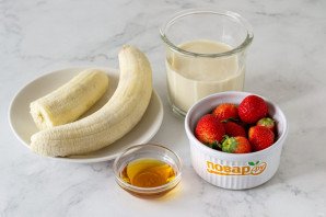 Бананово-ягодный смузи Бананово-ягодный смузи