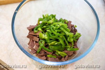 Салат из говяжьего сердца с яйцом, маринованным луком и сладким перцем