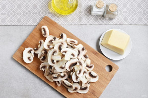 Простой салат с шампиньонами жареными Простой салат с шампиньонами жареными