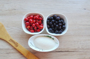 Компот из шиповника с черной смородиной