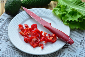 Салат с авокадо и маслинами