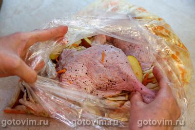 Утиные ножки с яблоками и капустой, запеченные в рукаве Утиные ножки с яблоками и капустой, запеченные в рукаве
