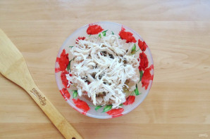 Салат с курицей и маринованными огурцами