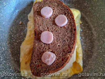 Двойной горячий бутерброд с сосисками и яичницей Двойной горячий бутерброд с сосисками и яичницей