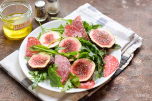 Салат с инжиром и рукколой