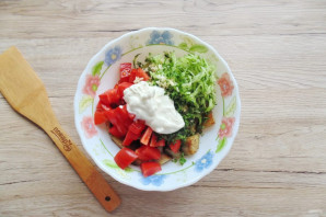 Салат с жареными баклажанами и свежими помидорами