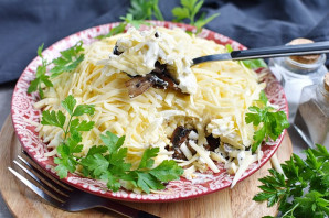 Простой салат с шампиньонами жареными Простой салат с шампиньонами жареными