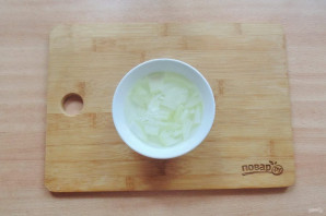 Салат с куриной печенью и маринованными огурцами Салат с куриной печенью и маринованными огурцами