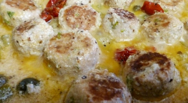 Рыбные фрикадельки в сливочном соусе с каперсами и маринованными огурцами, пошаговый рецепт с фото