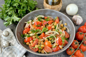 Салат с нутом и помидорами Салат с нутом и помидорами