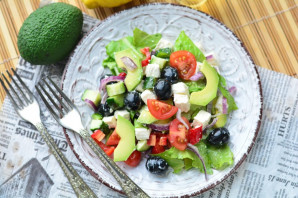 Салат с авокадо и маслинами