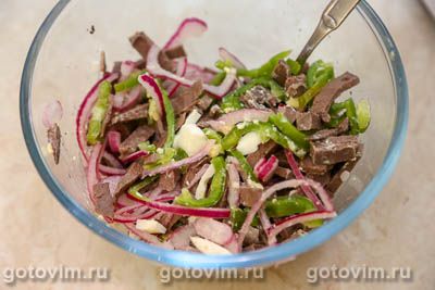 Салат из говяжьего сердца с яйцом, маринованным луком и сладким перцем