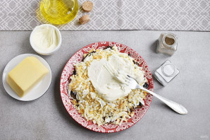 Простой салат с шампиньонами жареными Простой салат с шампиньонами жареными