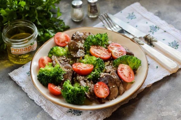 Салат с печенью и брокколи Салат с печенью и брокколи