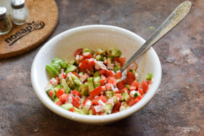 Брускетты с крабовыми палочками и авокадо Брускетты с крабовыми палочками и авокадо