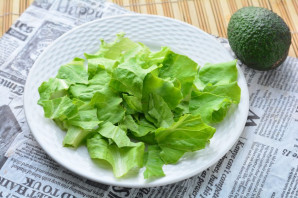 Салат с авокадо и маслинами