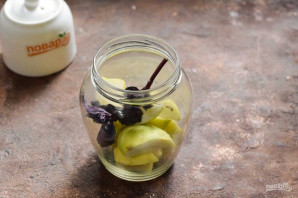 Компот из яблок с базиликом на зиму