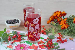 Компот из шиповника с черной смородиной