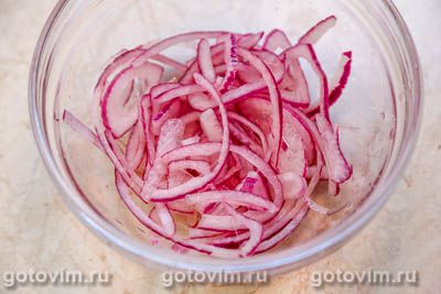 Салат из говяжьего сердца с яйцом, маринованным луком и сладким перцем